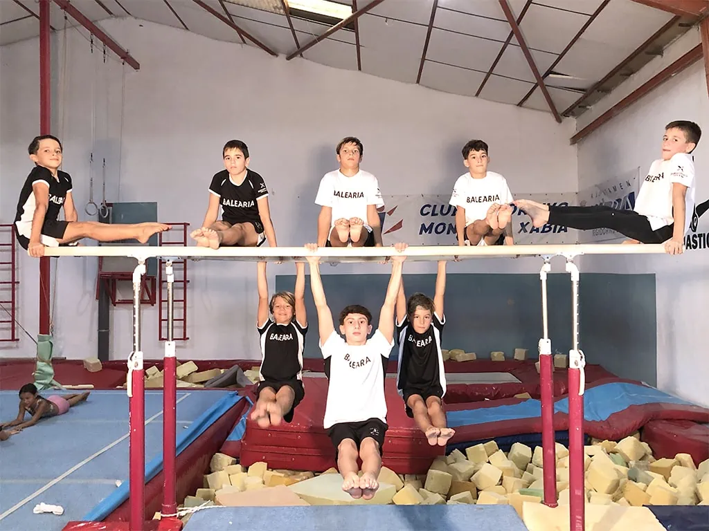 chicos gimnasia paralelas